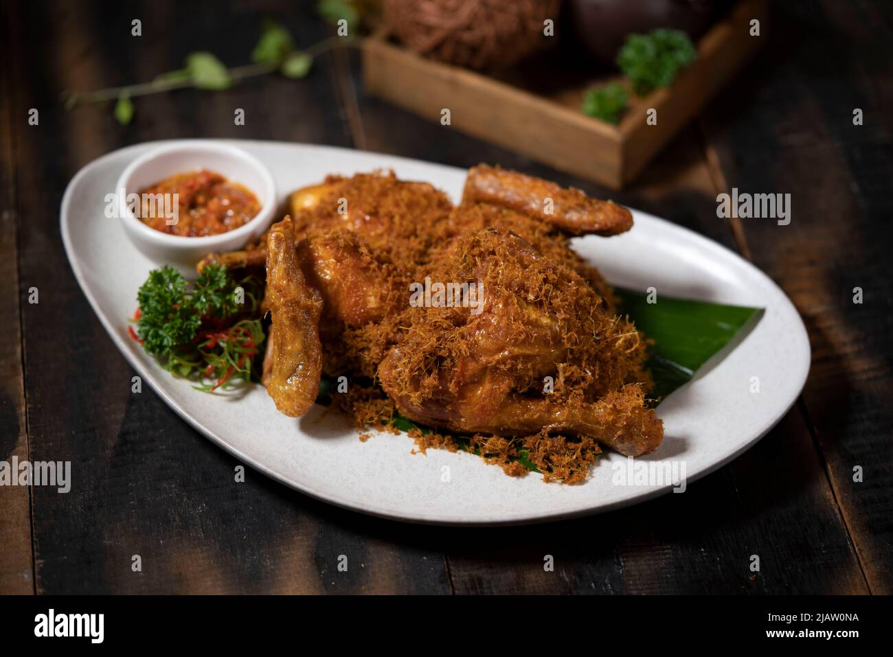 Indonesische Küche: Huhn mit gebratenen Kokosflocken oder Ayam Serundeng ist ein populäres indonesisches Gericht aus Bandung, West Java. Stockfoto