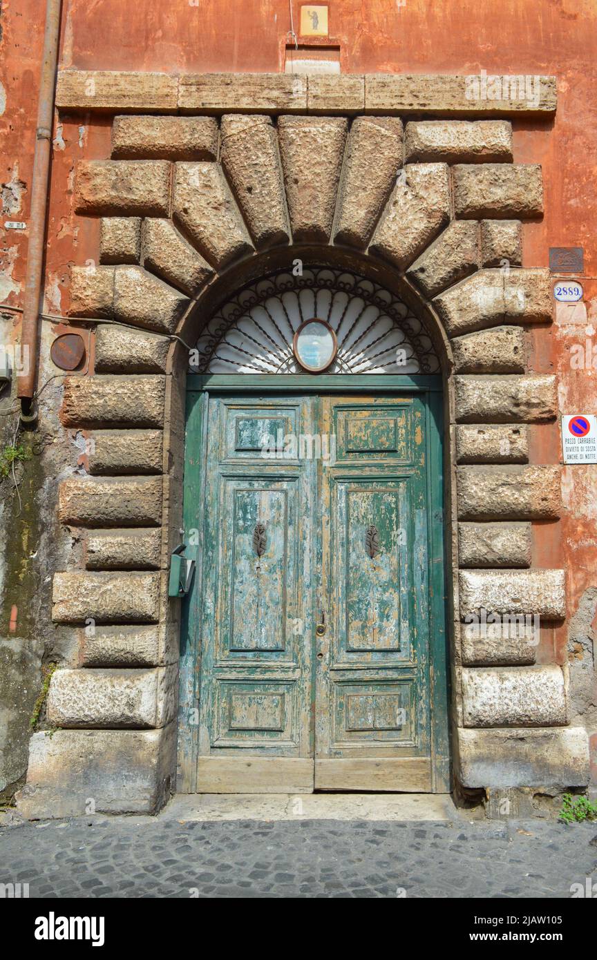Alte Tür in rom Stockfoto