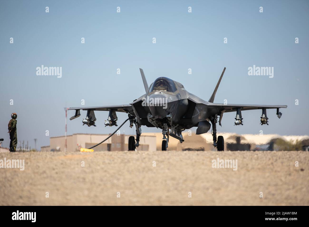 US-Marine mit Marine Wing Support Squadron 371 , Marine Air Control Group 38, 3. Marine Aircraft Wing (MAW), tanken ein U.S. Marine Corps F-35B Lightning II mit Marine Fighter Attack Squadron 225, Marine Aircraft Group (mag) 13, 3. MAW, An einem Aufwärts-Aufrüster- und Betankungspunkt auf dem Yuma Proving Grounds der US-Armee, Yuma, Arizona, 23. Mai 2022. Die Waffenkonfiguration besteht aus sechs inerten GBU-12-Bomben, vier auf den Flügeln montiert und zwei in den Waffenraum geladen, sowie einer AIM-9X-Luft-Trainingsrakete. DIE STREITKRÄFTE VON MAG-13 sind in der Lage, die Offensive Air Support, Antiair Warfar, durchzuführen Stockfoto