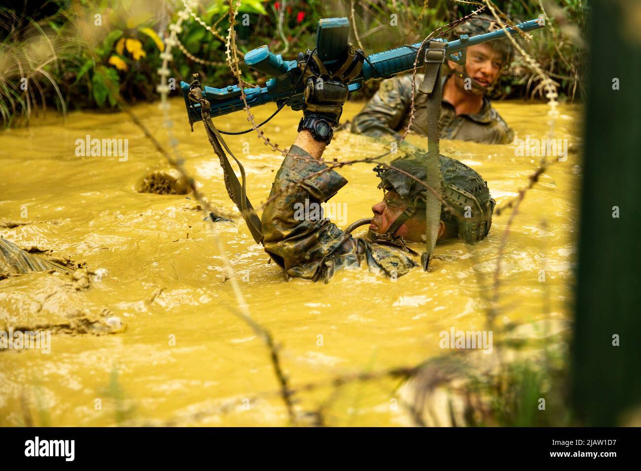 US-Marineinfanteristen mit 3D Bataillons, 2. Marineinfanteristen, 3D Marine Division navigieren während eines Truppenwettbewerbs im Jungle Warfare Training Center, Okinawa, Japan, 26. Mai 2022, auf einem Ausdauerkurs. Der einwöchige Wettbewerb wurde abgehalten, um Teams aus dem gesamten Marine Corps in ihrer Beherrschung der Kampfkünste zu testen. (USA Marine Corps Foto Lance CPL. Michael Taggart) Stockfoto