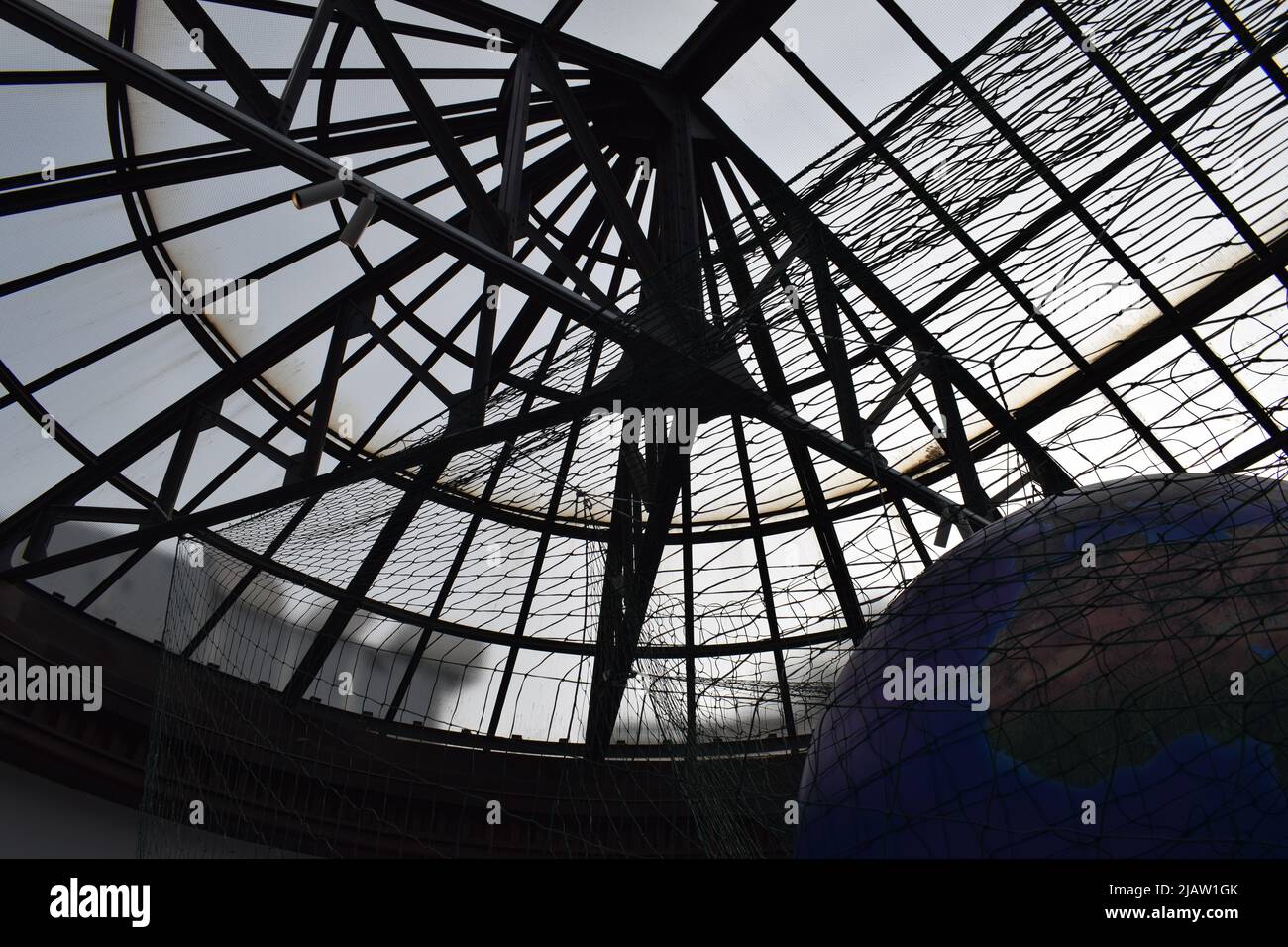 Kunstmuseum Globus der Erde, Statue, Dachfenster, Klima, grün, Umwelt, Klimawandel Stockfoto