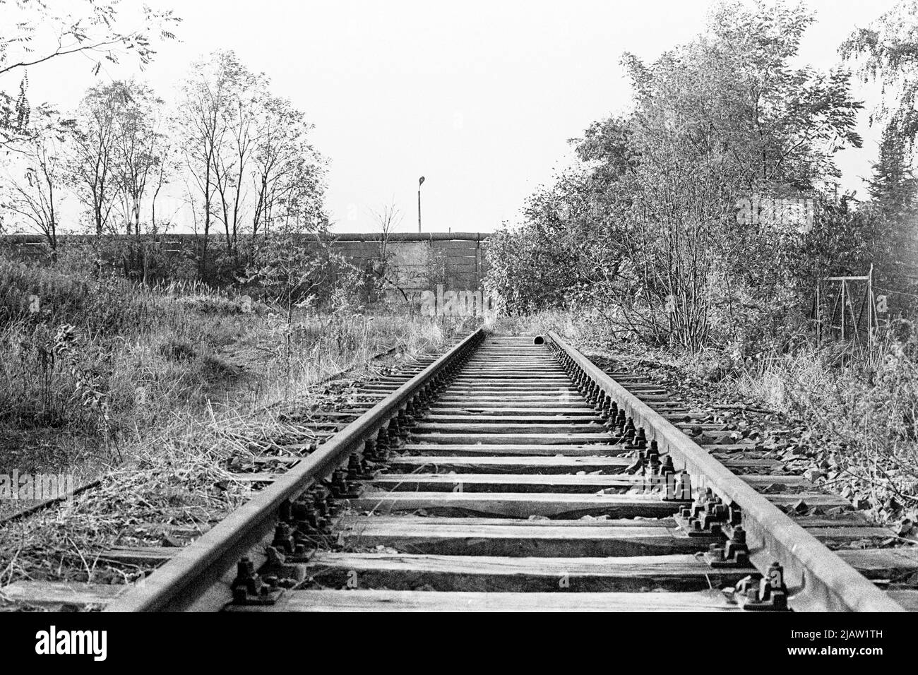 Die DDR-Grenze bei Staaken zwischen Ost- und West-Berlin im Jahr 1983 Stockfoto