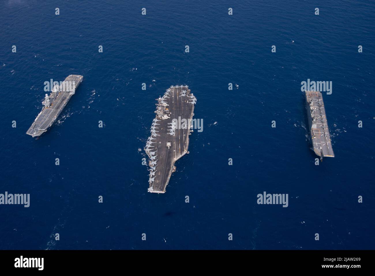 220531-N-DN159-1528 ADRIATISCHES MEER (31. Mai 2022) die Nimitz-Klasse Flugzeugträger USS Harry S. Truman (CVN 75), Mitte, durchsetzt in Formation mit dem italienischen Marine Cavour-Klasse Flugzeugträger ITS Cavour (CVH 550), links, Und die spanische Marine multipurpose amphibische Sturmschiff-Flugzeugträger ESPS Juan Carlos I (L-61) zur Unterstützung der NATO-geführten Aktivität Neptune Shield 22 in der Adria, 31. Mai 2022. Neptune Shield 22 ist die natürliche Weiterentwicklung der Fähigkeit der NATO, die High-End-Fähigkeiten der maritimen Kriegsführung einer Flugzeugträgerstreikgruppe, einer Amphibious Ready Group und einer Marine Expedi zu integrieren Stockfoto