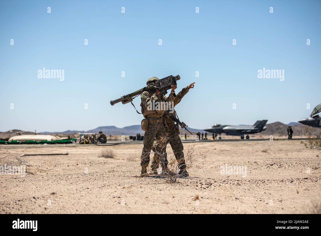 U.S. Marines with 3. Low Altitude Air Defense Bataillon, Marine Air Control Group 38, 3. Marine Aircraft Wing (MAW) Sichtkontrolle auf einer simulierten FIM-92 Stinger-Boden-Luft-Rakete, während sie auf einem Vorwärts-Bewaffnungs- und Betankungspunkt auf dem U.S. Army Yuma Proving Grounds, Yuma, Arizona, 23. Mai 2022. Die Waffenkonfiguration besteht aus sechs inerten GBU-12-Bomben, vier auf den Flügeln montiert und zwei in den Waffenraum geladen, sowie einer AIM-9X-Luft-Trainingsrakete. Marine Aircraft Group 13-Streitkräfte sind in der Lage, Offensive Air Support, Antiair Warfare und Aviation Reconnaissance von ex durchzuführen Stockfoto