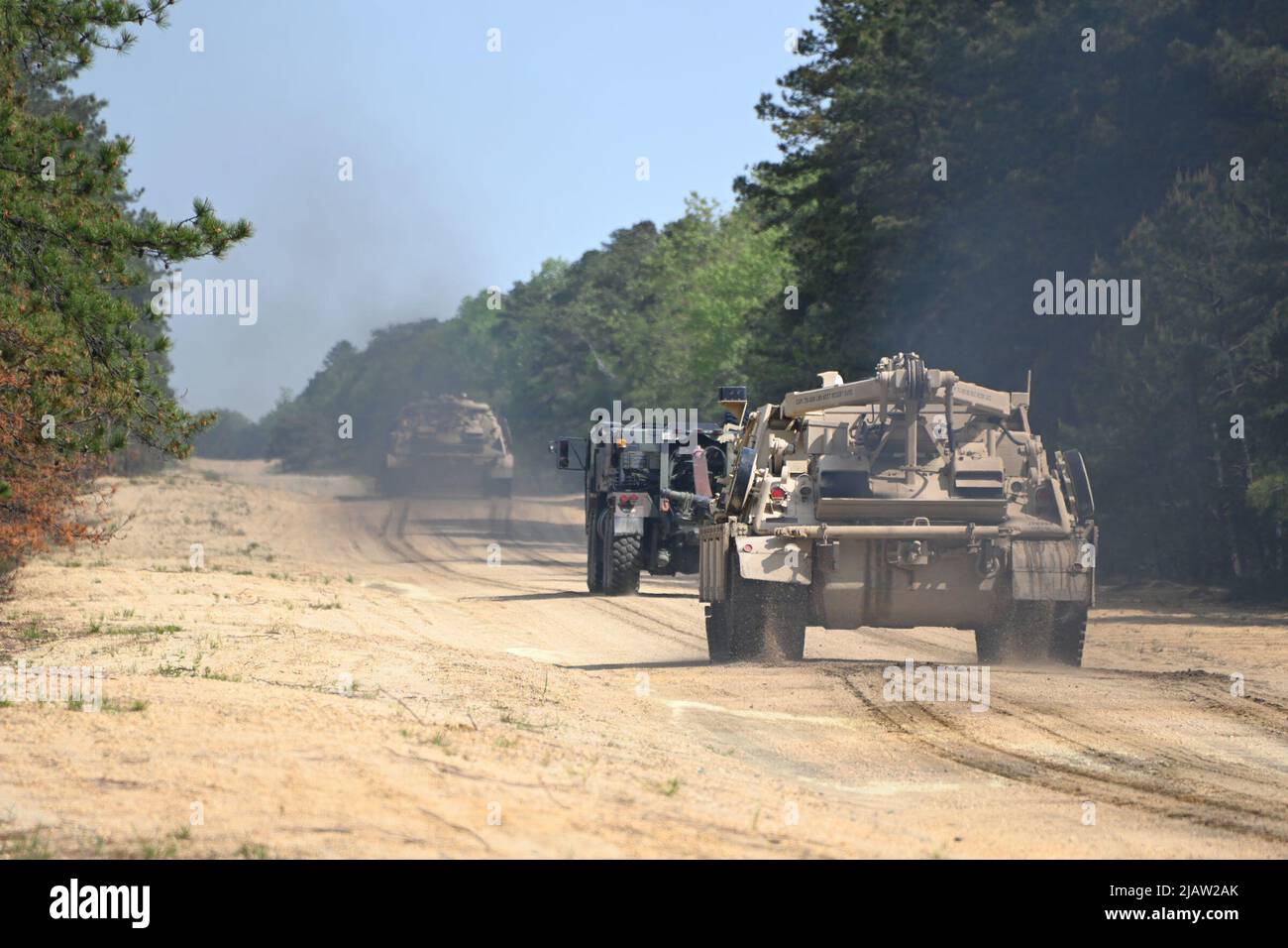 Diese Soldaten der NJARNG RTS-M absolvieren die Vehicle Recovery School, eine Trainingsveranstaltung auf dem Fort Dix Range Complex. Diese Fahrzeuge wurden auf großen Fahrzeugen getestet und in der Bergung geschult, die vom Ingenieurstandort 12 bis zur Reichweite 59C durch verschiedene Geländearten fuhren, darunter Wasser, Schlamm, Sand und andere Geländebedingungen. (Fotos vom Fort Dix [TSC] Training Support Center) Stockfoto
