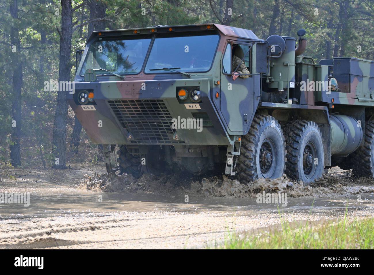 Diese Soldaten der NJARNG RTS-M absolvieren die Vehicle Recovery School, eine Trainingsveranstaltung auf dem Fort Dix Range Complex. Diese Fahrzeuge wurden auf großen Fahrzeugen getestet und in der Bergung geschult, die vom Ingenieurstandort 12 bis zur Reichweite 59C durch verschiedene Geländearten fuhren, darunter Wasser, Schlamm, Sand und andere Geländebedingungen. (Fotos vom Fort Dix [TSC] Training Support Center) Stockfoto