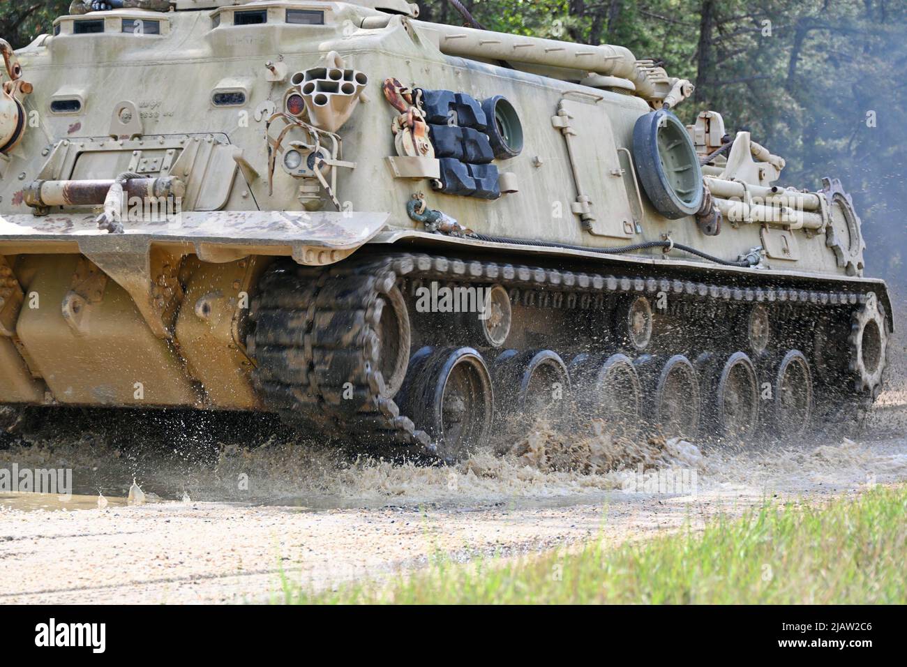 Diese Soldaten der NJARNG RTS-M absolvieren die Vehicle Recovery School, eine Trainingsveranstaltung auf dem Fort Dix Range Complex. Diese Fahrzeuge wurden auf großen Fahrzeugen getestet und in der Bergung geschult, die vom Ingenieurstandort 12 bis zur Reichweite 59C durch verschiedene Geländearten fuhren, darunter Wasser, Schlamm, Sand und andere Geländebedingungen. (Fotos vom Fort Dix [TSC] Training Support Center) Stockfoto