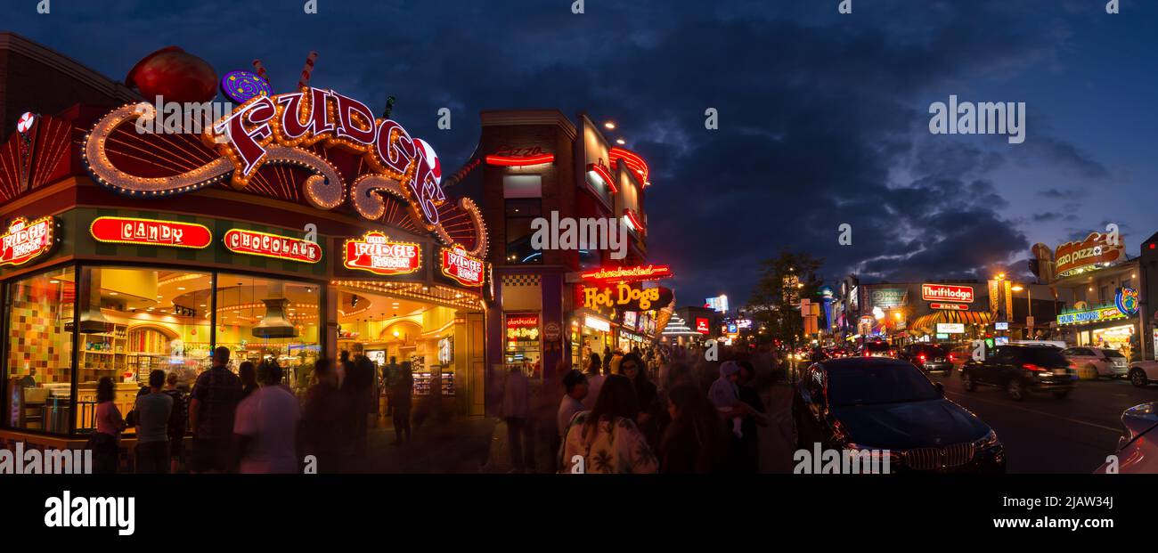 Clifton Hill, bekannt als die "Street of Fun", eine der wichtigsten Touristenattraktionen an den Niagara Falls, Ontario. Niagara Falls, ON, Kanada - 2021. AUGUST Stockfoto