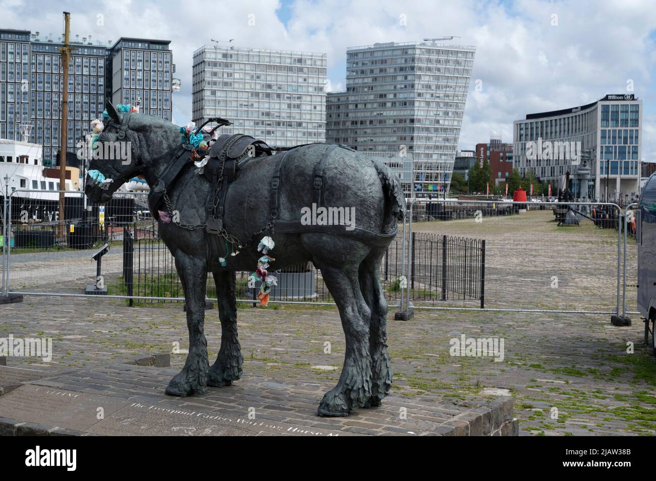 Liverpool, England, UK.Liverpool Carters Working Horse Monument, Albert Dock, Liverpool One. Stockfoto