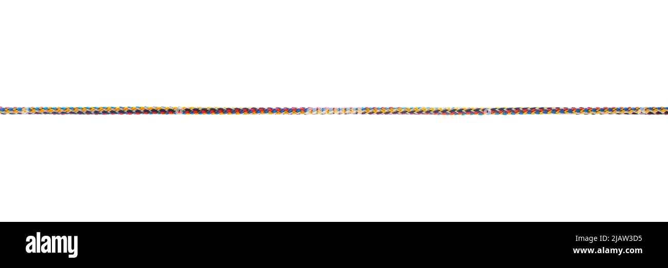 Langes, gerade gefärbtes Nylonseil in Nahaufnahme isoliert auf Weiß Stockfoto
