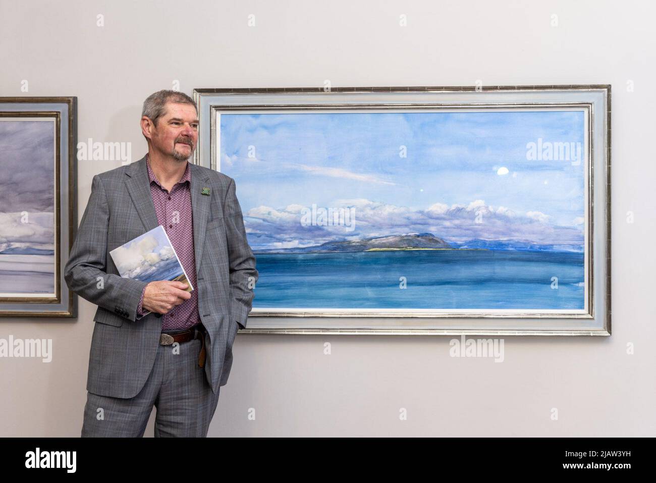 Edinburgh, Großbritannien. 01. Juni 2022 im Bild: L to R Sohn des Künstlers, John Morrison inspiziert seine Väter beim Paitning „Blue Day Sky“. Am 1. Juni wird in der Scottish Gallery, Edinburgh, eine große Ausstellung mit Gemälden und Objekten aus dem Atelier des schottischen Künstlers James Morrison eröffnet. Kredit: Rich Dyson/Alamy Live Nachrichten Stockfoto