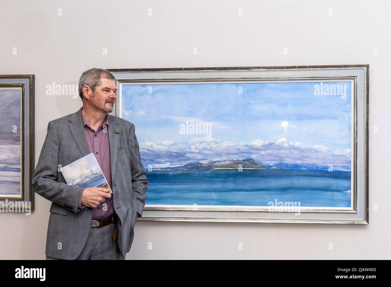 Edinburgh, Großbritannien. 01. Juni 2022 im Bild: L to R Sohn des Künstlers, John Morrison inspiziert seine Väter beim Paitning „Blue Day Sky“. Am 1. Juni wird in der Scottish Gallery, Edinburgh, eine große Ausstellung mit Gemälden und Objekten aus dem Atelier des schottischen Künstlers James Morrison eröffnet. Kredit: Rich Dyson/Alamy Live Nachrichten Stockfoto