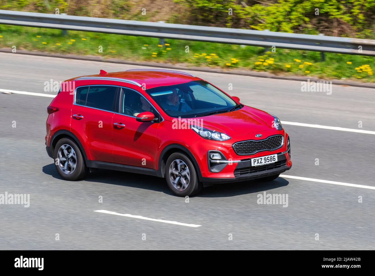 2022 Red KIA Sportage 1509cc Electric Petrol Hybrid 6-Gang H 4dr Fahren auf der M61 Motorway, Manchester, Großbritannien Stockfoto