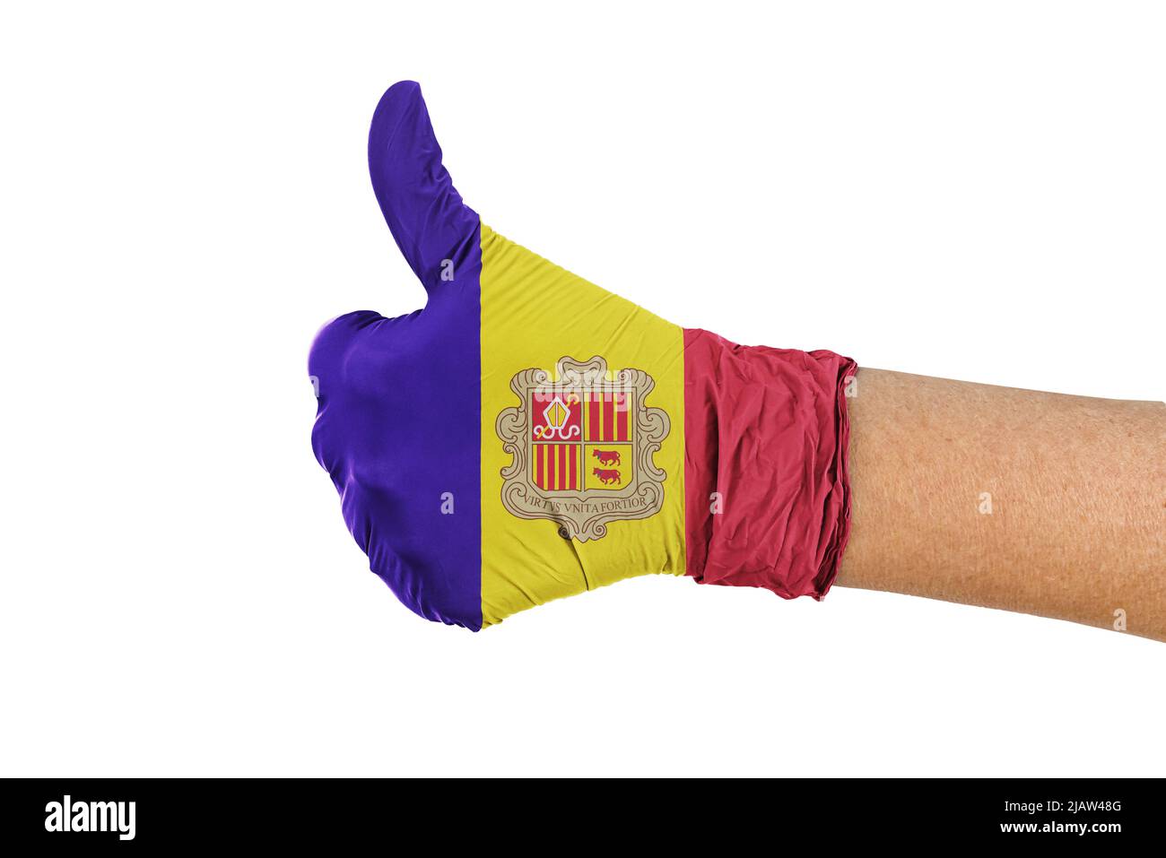 Andorra-Flagge auf einem medizinischen Handschuh mit Daumen nach oben Zeichen Stockfoto