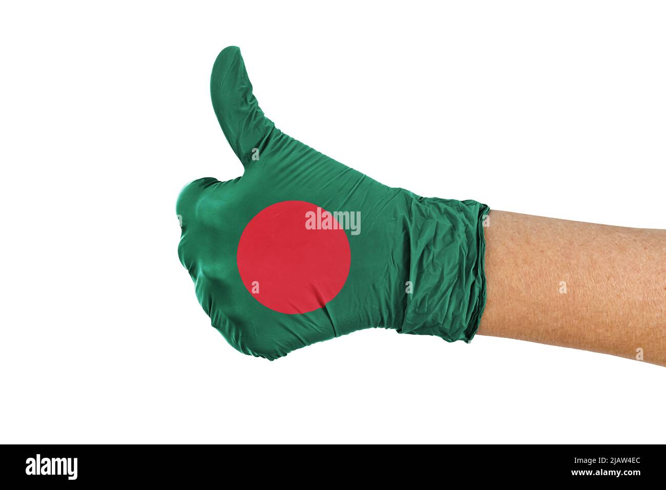 Bangladesch-Flagge auf einem medizinischen Handschuh isoliert auf weiß zeigt Daumen nach oben Zeichen Stockfoto