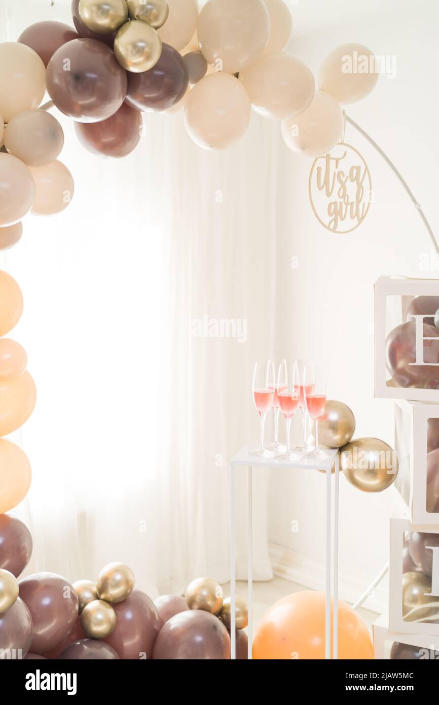 Rosafarbene Champagner-Drinks beim eleganten Baby-Shower-Brunch mit Ballonbogen Stockfoto