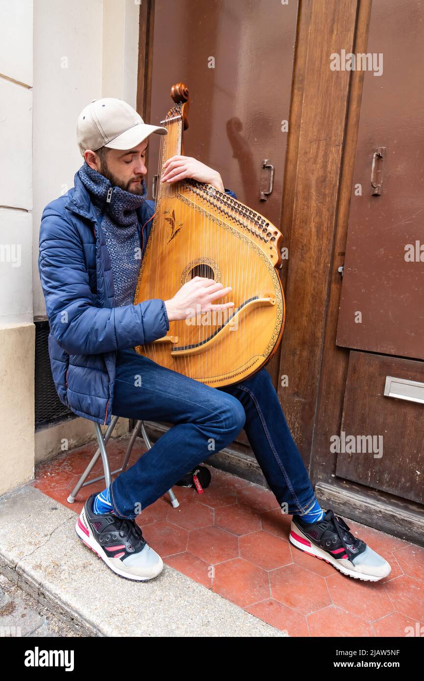 Paris, Frankreich - 17. März 2018: Musiker spielt eine Zither aroa in den Straßen von Montmartre in Paris, Frankreich Stockfoto