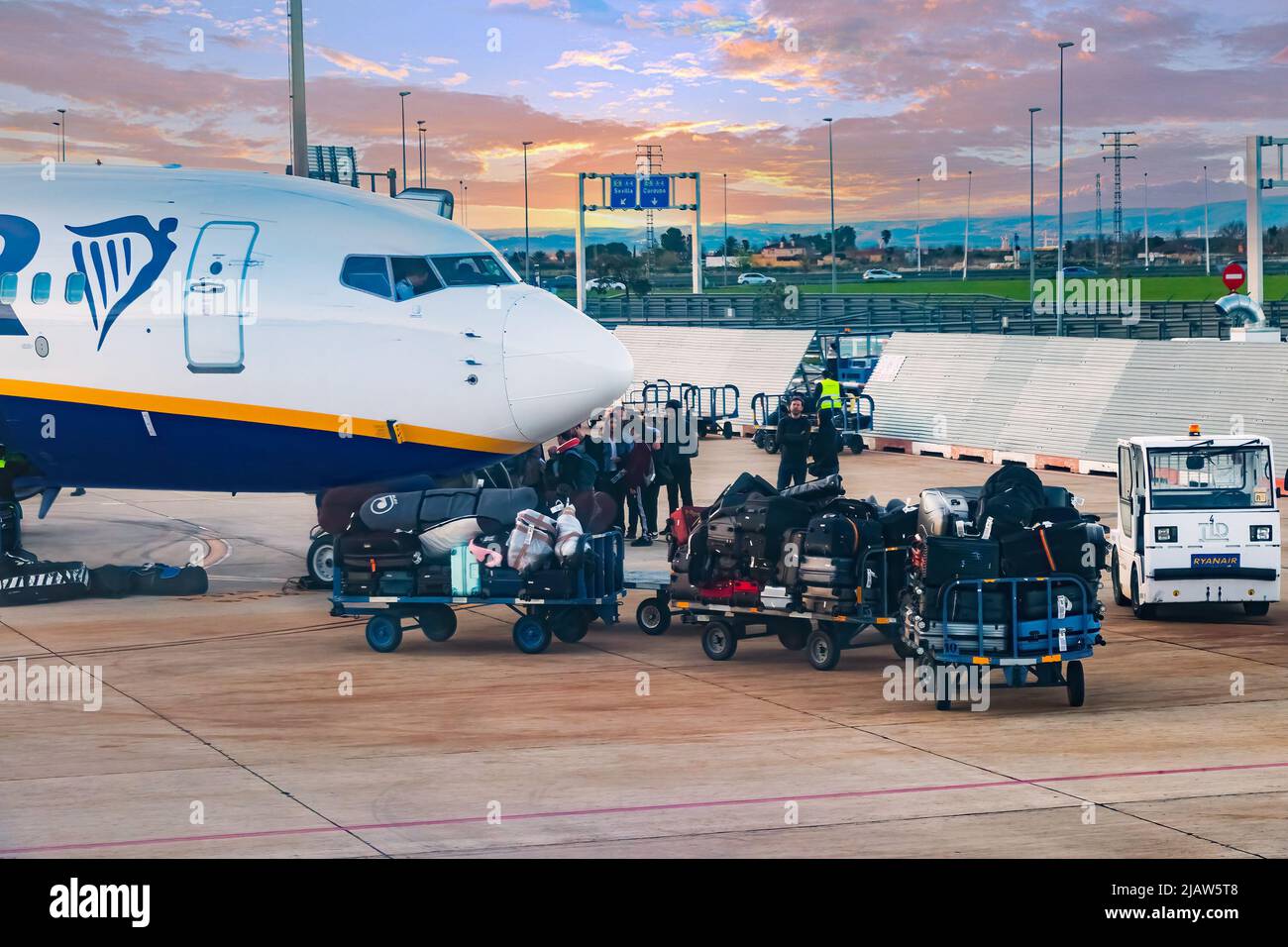 Sevilla, Spanien - 19. März 2018: Personen und Gepäck, die mit einem günstigen Flug von der Ryanair-Fluggesellschaft am Flughafen Sevilla einsteigen, fliegen Stockfoto