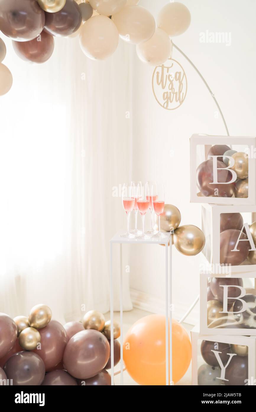 Rosafarbene Champagner-Drinks beim eleganten Baby-Shower-Brunch mit Ballonbogen Stockfoto