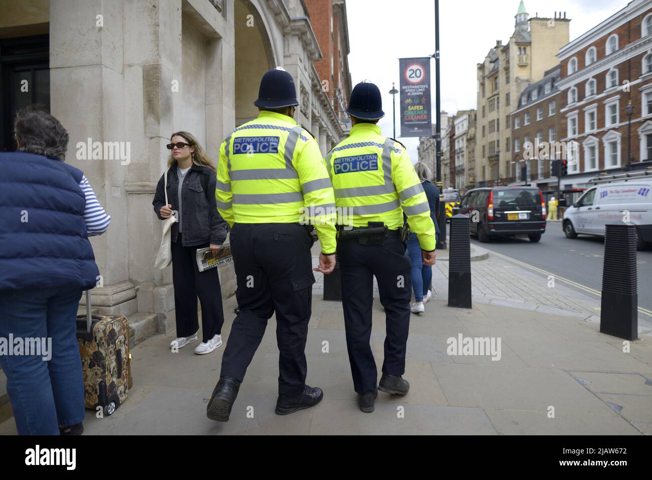 London, England, Großbritannien. Zwei Polizisten, die Whitehall, Westminster, entlang gehen Stockfoto
