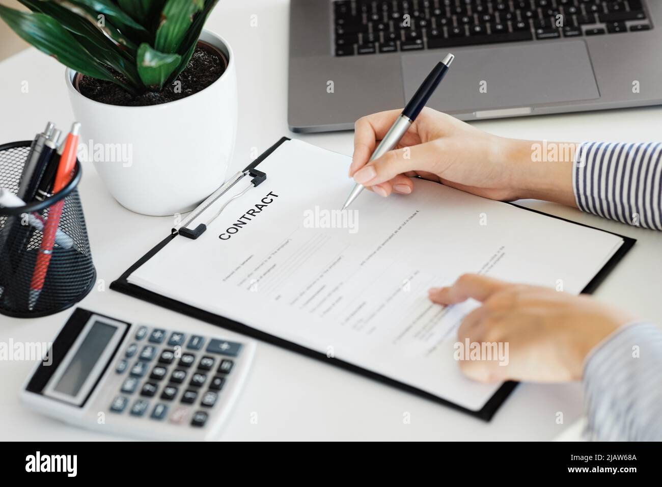 Vertrag Geschäftsdokument Person Stift Unterzeichnung Papier Vereinbarung Büro Hand Unterschrift Unterschrift unterzeichnen Papierkram Stockfoto