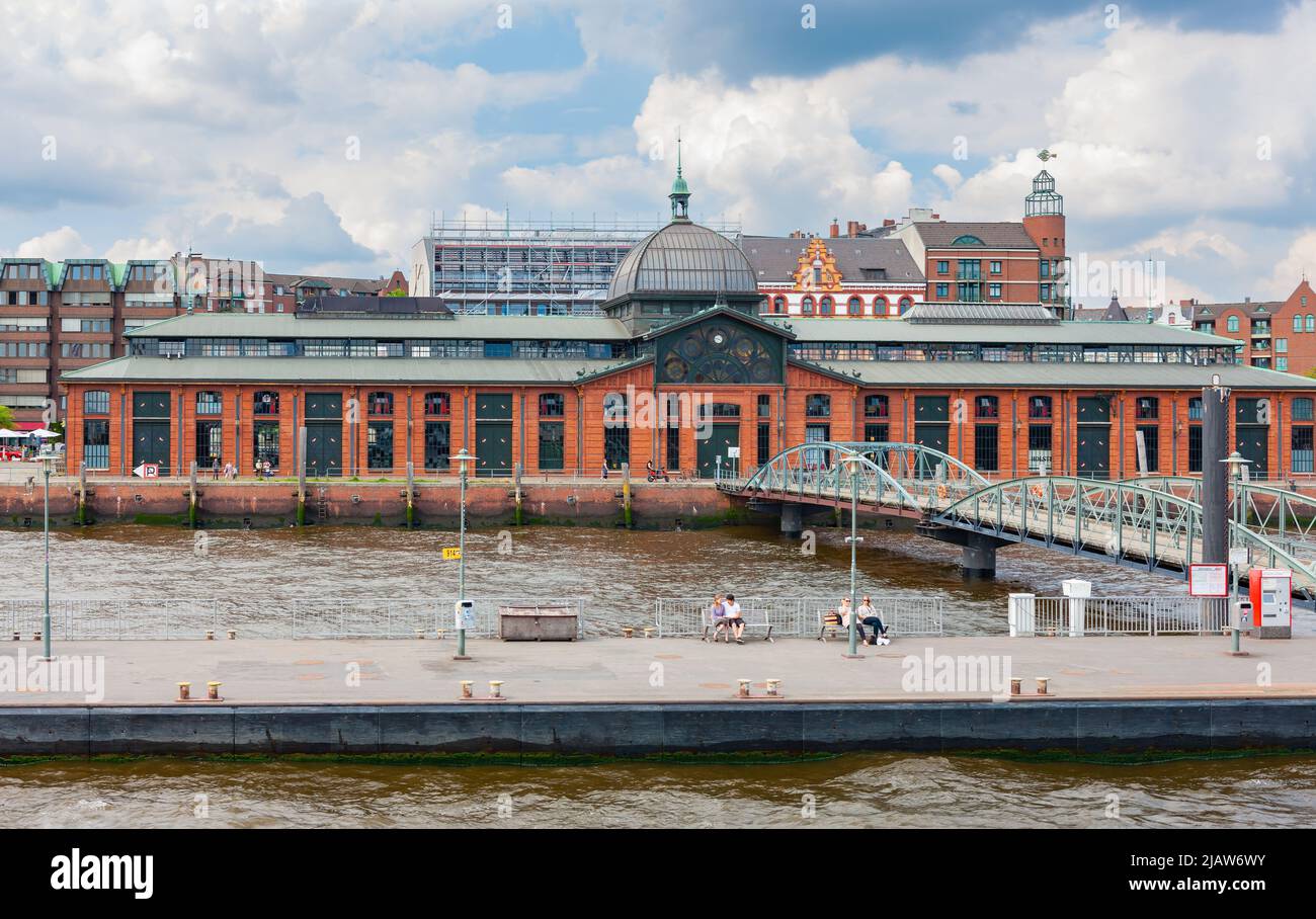 Hamburg, Deutschland - 12. Juli 2011 : Altona (Fischmarkt) und Fähranleger. Veranstaltungshalle für Fisch und andere Märkte am Hamburger Hafen. Stockfoto