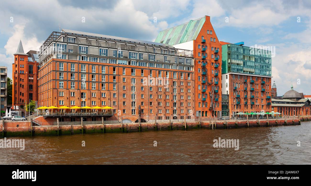 Hamburg, Deutschland - 12. Juli 2011 : Elbspeicher-Gebäude an der Elbe. Großes Gebäude mit Hotel, Restaurants und Büros. Stockfoto
