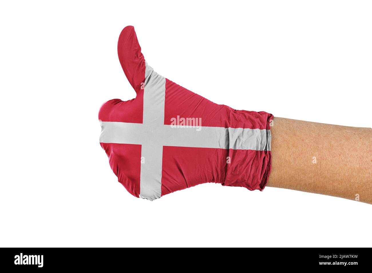 Dänemark Flagge auf einem medizinischen Handschuh zeigt Daumen nach oben Zeichen Stockfoto