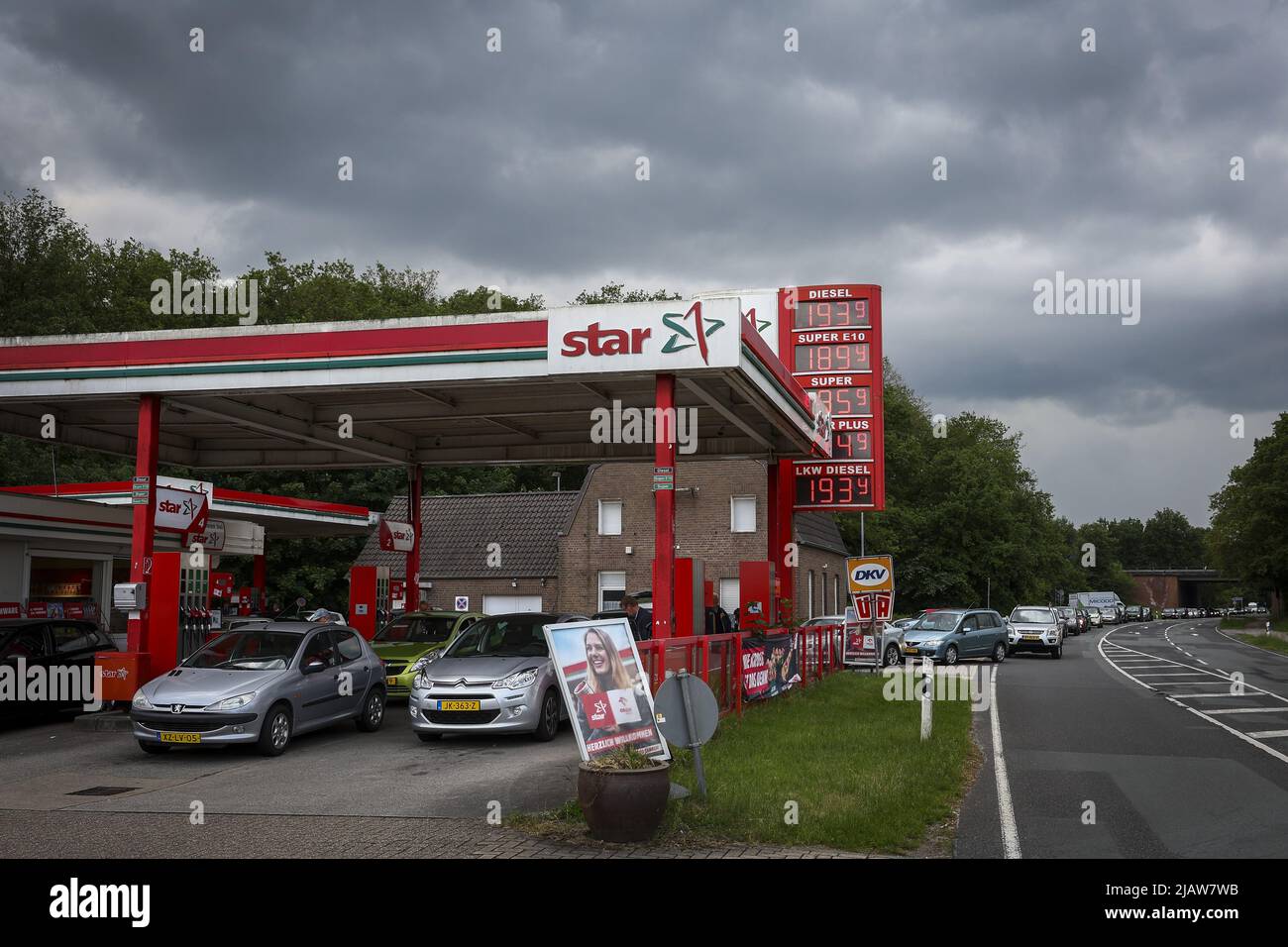 2022-06-01 12:44:04 ELTEN - Massen an einer Tankstelle in der deutschen Grenzstadt Elten am Grenzübergang Beek. Autofahrer aus den Niederlanden tanken bei den östlichen Nachbarn, die die Verbrauchsteuern auf Kraftstoff gesenkt haben. Ab heute gilt dort der niedrigste Verbrauchsteuerwert, der in der Europäischen Union zulässig ist, was für viele Niederländer Grund ist, die Grenze zu überqueren. ANP / Hollandse Hoogte / VINCENT JANNINK niederlande Out - belgien Out Stockfoto