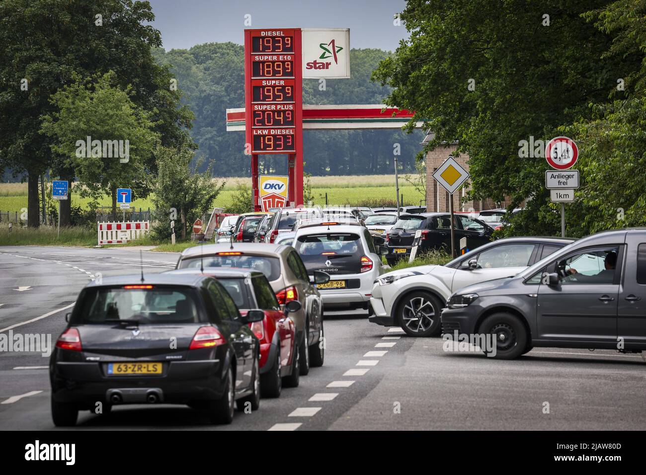 2022-06-01 12:34:58 ELTEN - Massen an einer Tankstelle in der deutschen Grenzstadt Elten am Grenzübergang Beek. Autofahrer aus den Niederlanden tanken bei den östlichen Nachbarn, die die Verbrauchsteuern auf Kraftstoff gesenkt haben. Ab heute gilt dort der niedrigste Verbrauchsteuerwert, der in der Europäischen Union zulässig ist, was für viele Niederländer Grund ist, die Grenze zu überqueren. ANP / Hollandse Hoogte / VINCENT JANNINK niederlande Out - belgien Out Stockfoto