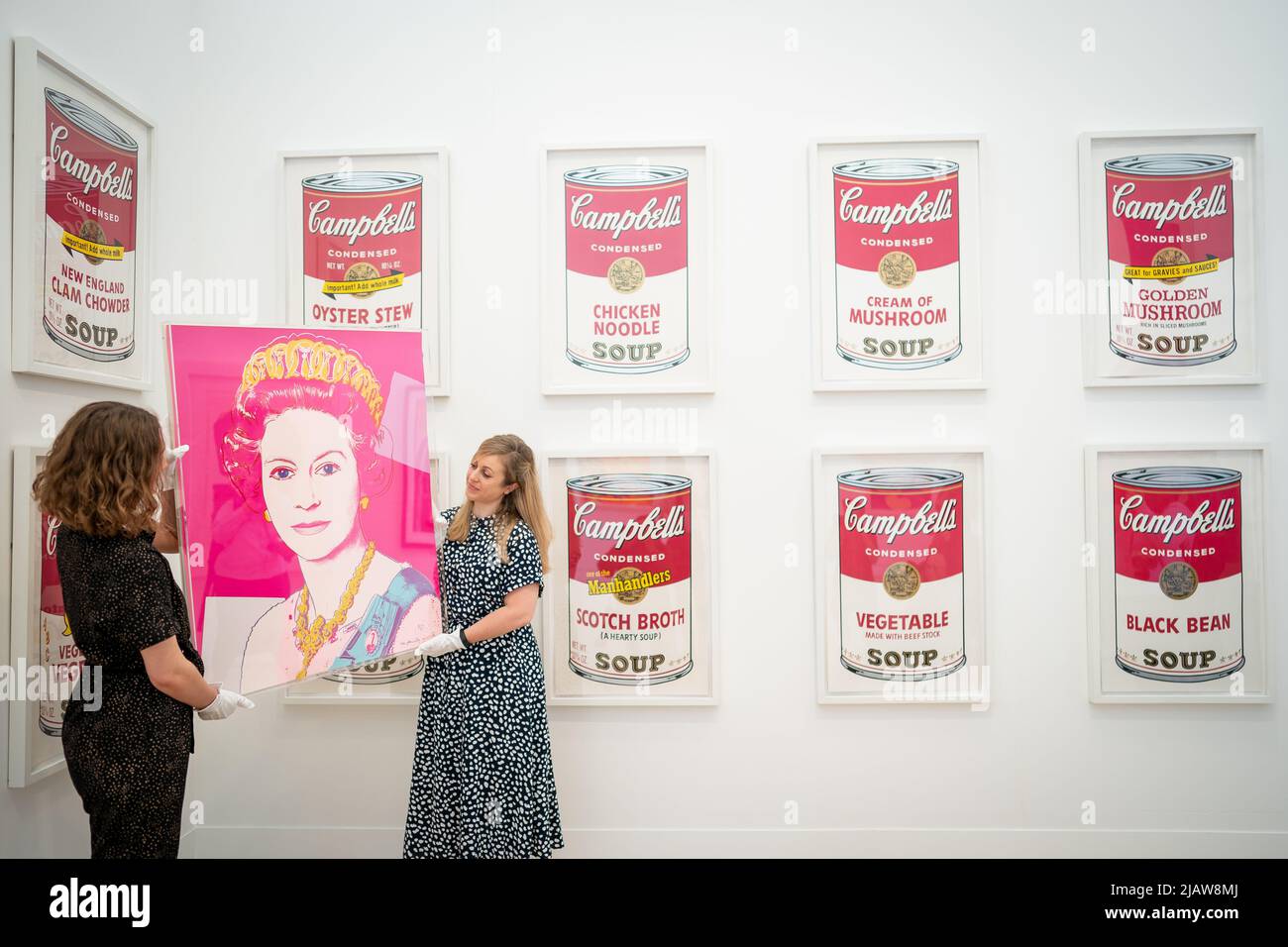 Andy Warhols Queen Elizabeth II. Vom Vereinigten Königreich-Siebdruck, der vor Campbells Suppendosen im Phillips Auktionshaus im Zentrum von London ausgestellt wird, bevor er bei einer Auktion angeboten wird, wo er voraussichtlich £100.000 bis 150.000 erreicht. Bilddatum: Mittwoch, 1. Juni 2022. Stockfoto