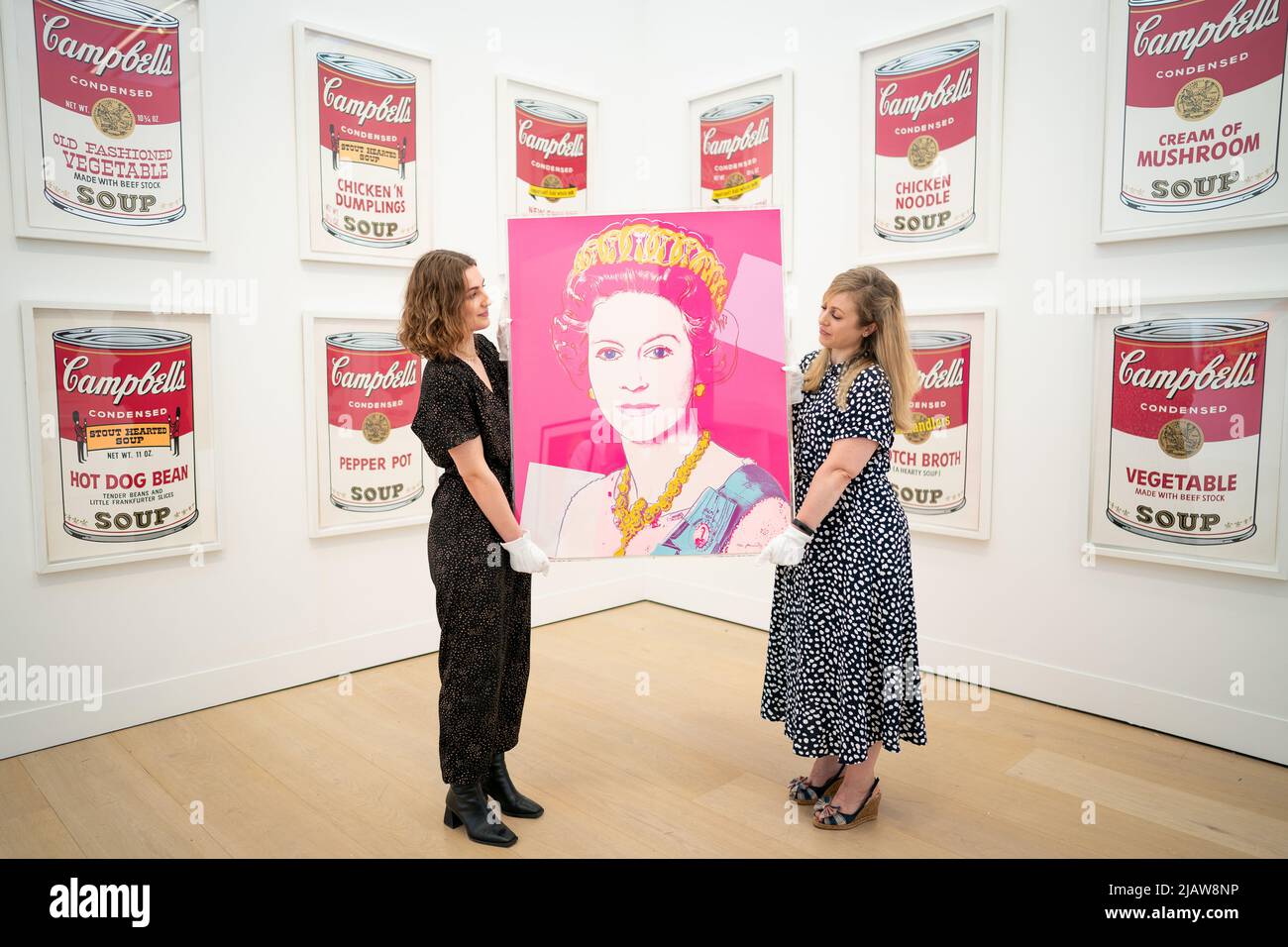 Andy Warhols Queen Elizabeth II. Vom Vereinigten Königreich-Siebdruck, der vor Campbells Suppendosen im Phillips Auktionshaus im Zentrum von London ausgestellt wird, bevor er bei einer Auktion angeboten wird, wo er voraussichtlich £100.000 bis 150.000 erreicht. Bilddatum: Mittwoch, 1. Juni 2022. Stockfoto