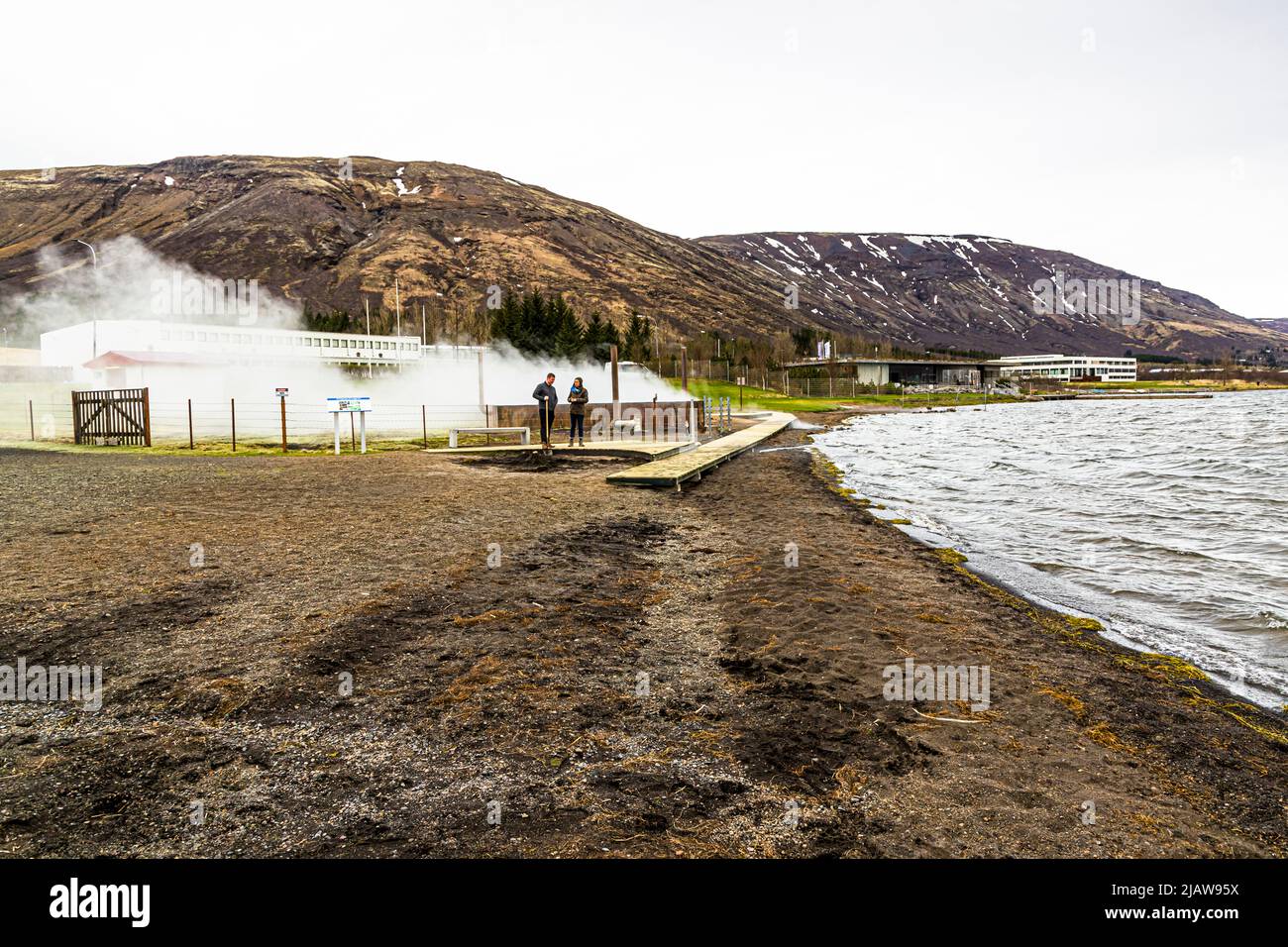 Die Bäckerei Laugarvatn Fontana liegt hier am Seeufer in Island; ein Promenadenweg führt zu den heißen Gruben im Boden, wo Hverabrauð, auch bekannt als Rúgbrauð, gebacken wird. Die heiße Quelle versorgt die ganze Stadt mit geothermischer Wärme. Stockfoto
