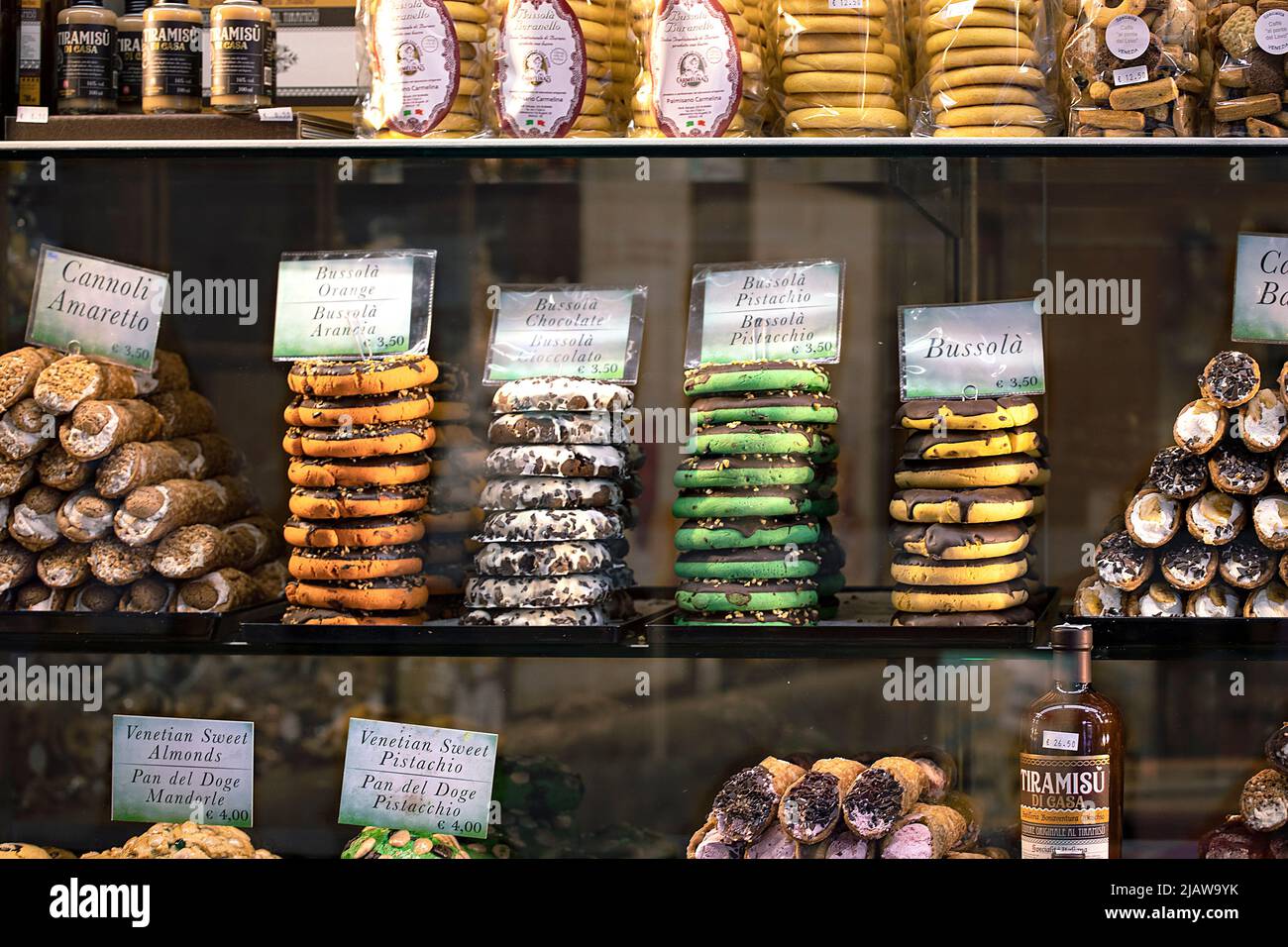 Venedig, Italien, 05.26.2022: Italienisches Gebäck und Kekse auf der Ausstellung von Confectionery Shop Stock Photo, süße italienische Desserts, Blick durch den Windo Stockfoto