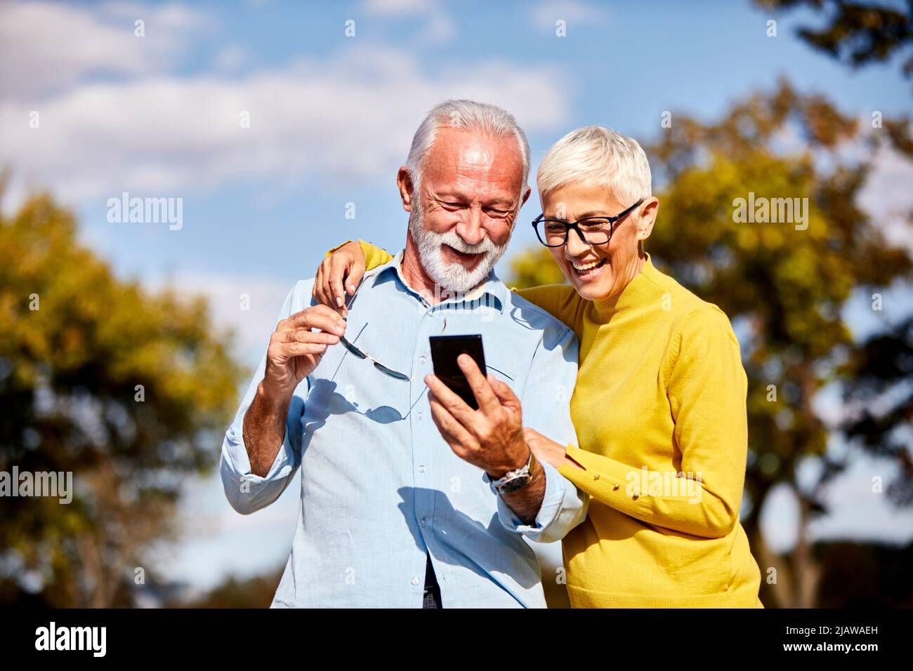 Ältere Paar Handy glücklich Handy Stockfoto