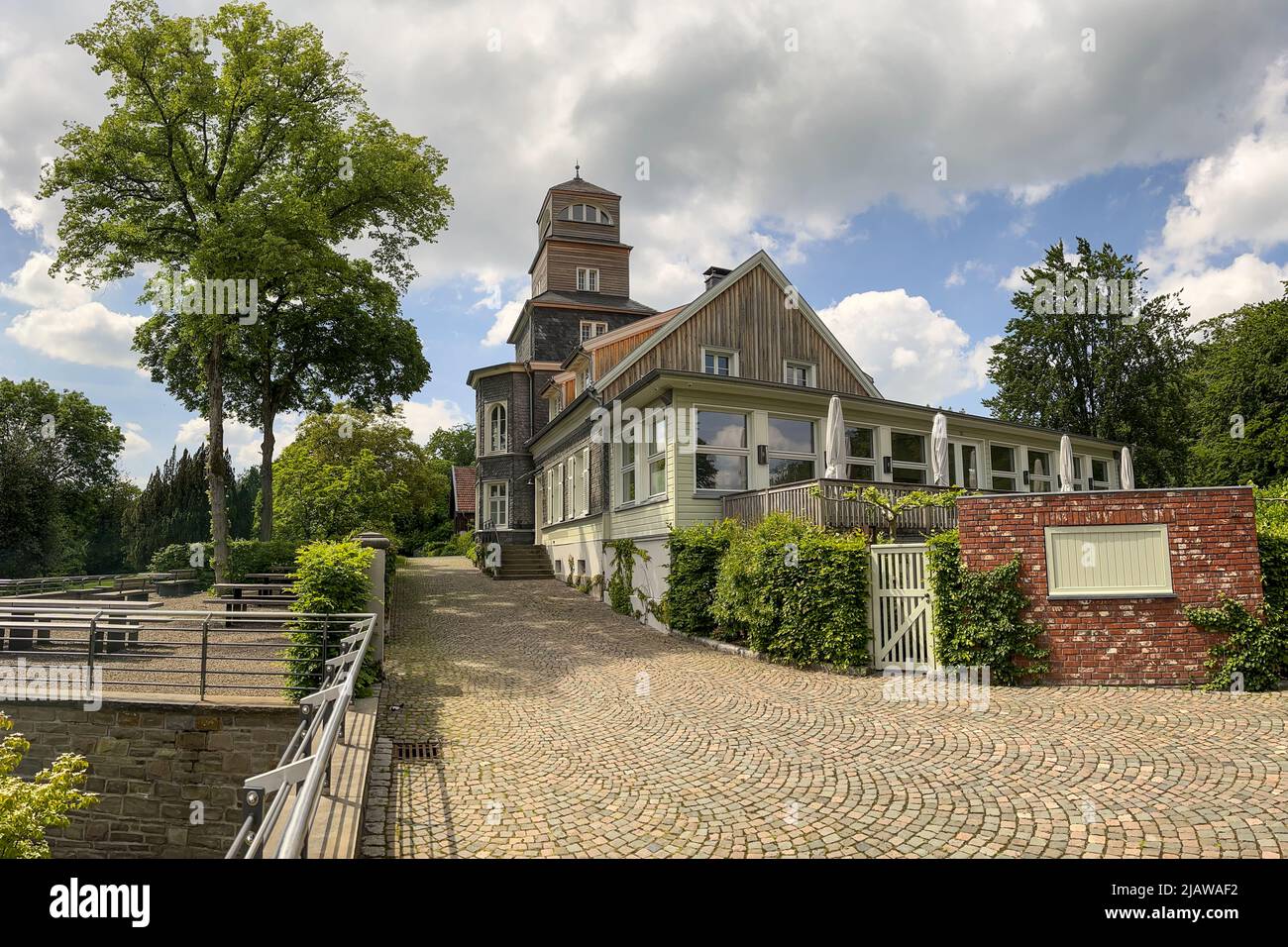 WUPPERTAL, DEUTSCHLAND - 22. MAI 2022: Wide Shot von Nordpark Terrassen, auch Turmterassen, einem Restaurant in einem öffentlichen Park im Stadtteil Barmen Stockfoto