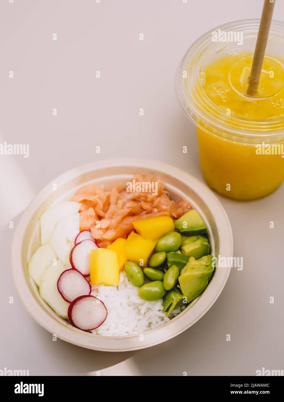 Acai Schüssel mit Lachs, Reis und Avocado Stockfoto