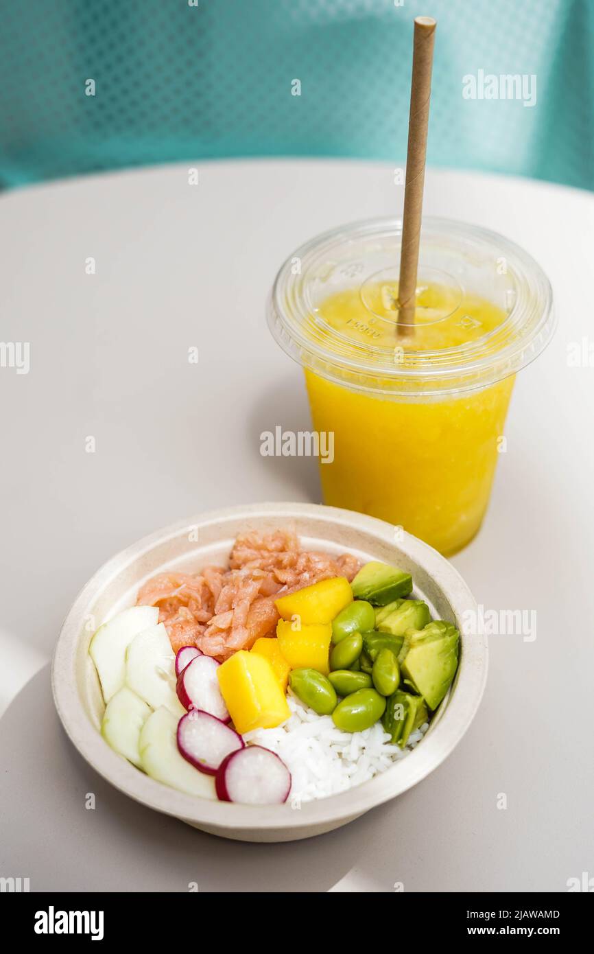 Acai Schüssel mit Lachs, Reis und Avocado Stockfoto