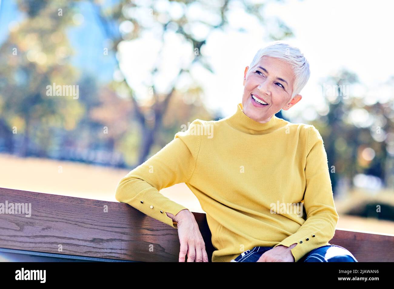 Ältere Frau graue Haare Porträt Schönheit Stockfoto
