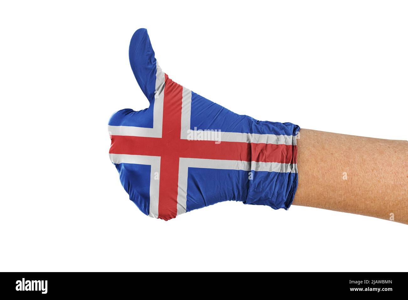 Island Flagge auf einem medizinischen Handschuh zeigt Daumen nach oben Zeichen Stockfoto