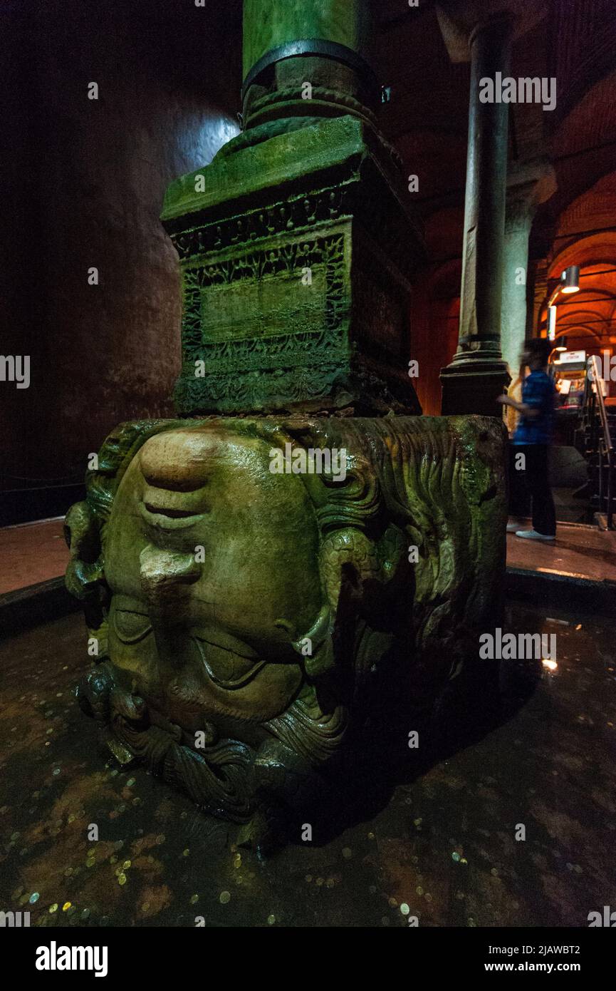 Die Zisternen bilden eine riesige unterirdische Halle, die in der byzantinischen Zeit erbaut wurde und als unterirdische Wasserversorgungsstation diente, für Zeiten, in denen die Stadt belagert wurde. Stockfoto