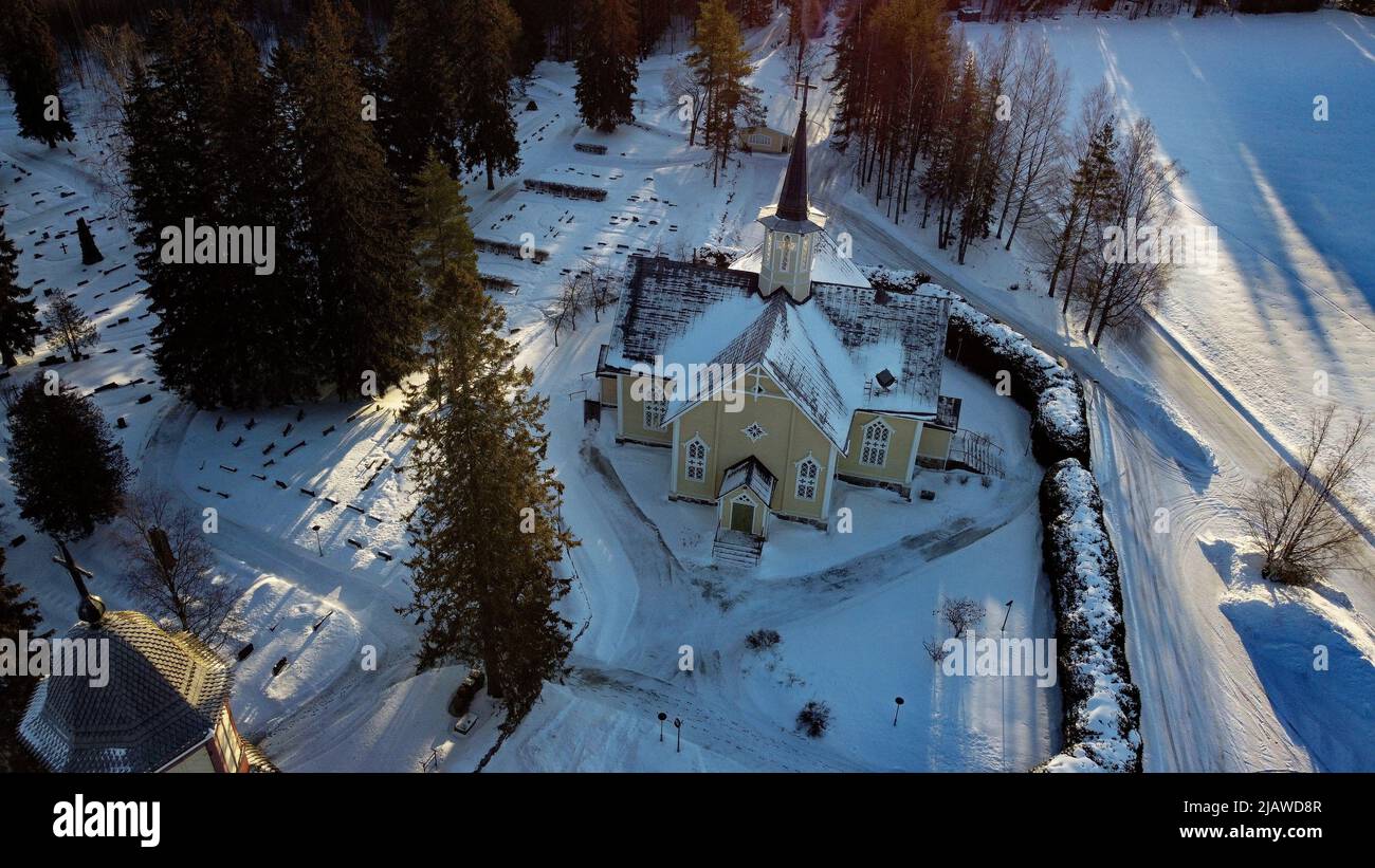 Kleine Dorfkirche von Suomenniemi gefilmt mit einer Drohne an einem kalten Tag im Januar Stockfoto