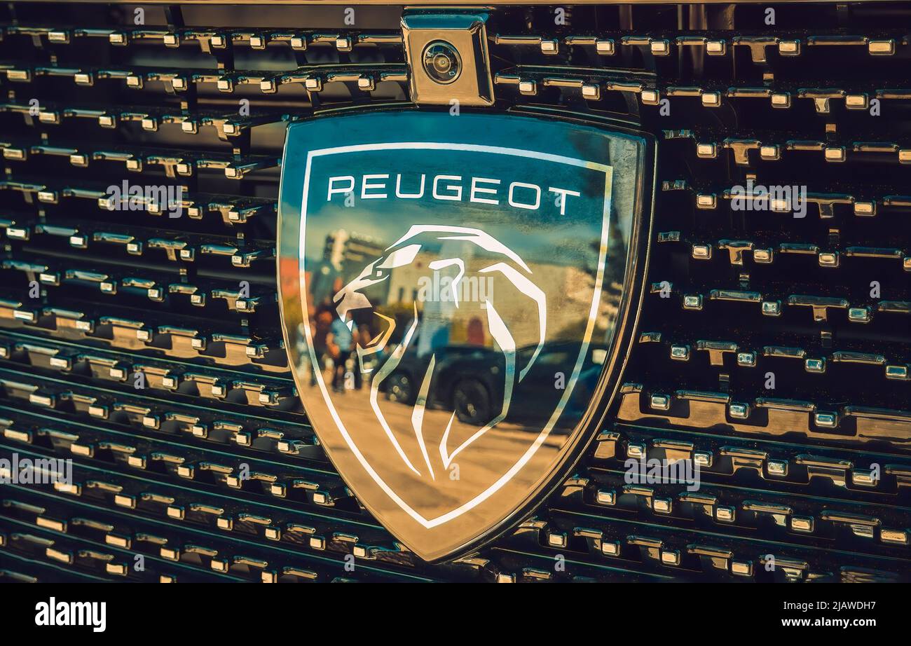 Bukarest, Rumänien - 04.24.2022: Nahaufnahme mit dem französischen Peugeot-Logo. Stockfoto