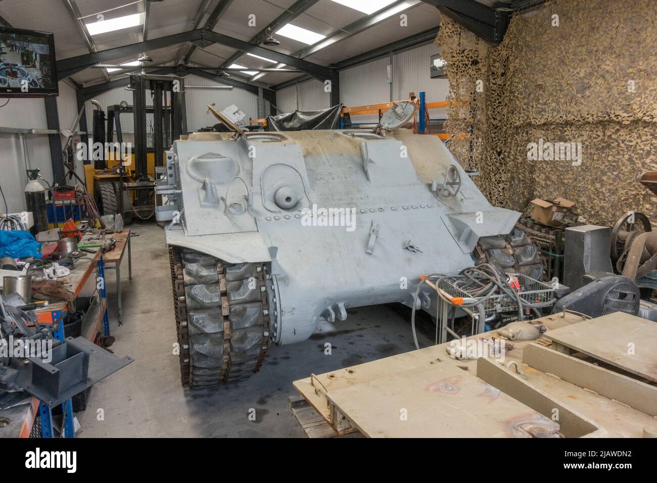 Ein Sherman-Panzer aus dem Jahr M4 wird im Eden Camp Modern History Theme Museum in der Nähe von Malton, North Yorkshire, England restauriert. Stockfoto