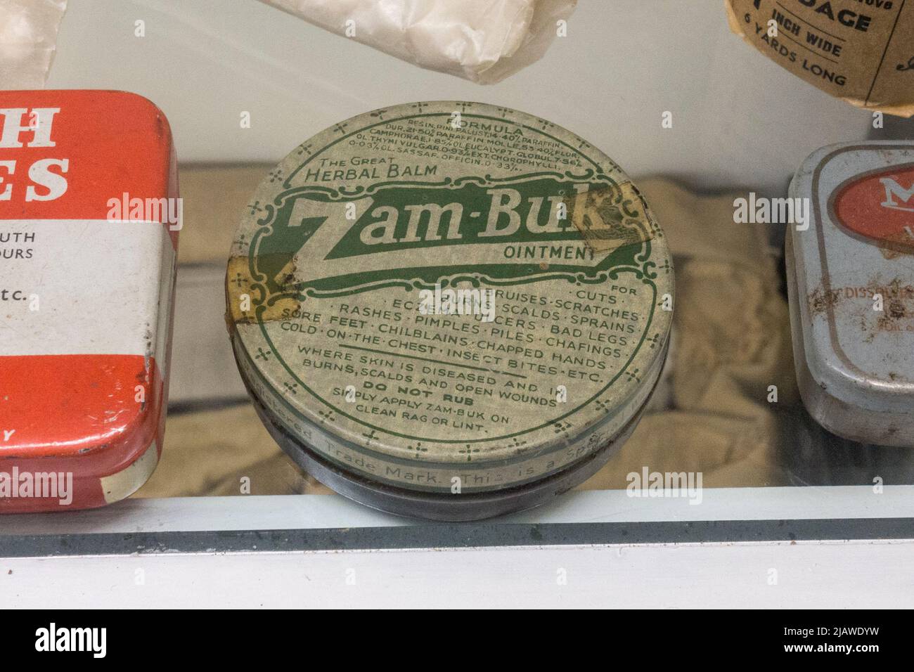 Eine Dose Zam-Buk-Salbe im Eden Camp Modern History Theme Museum in der Nähe von Malton, North Yorkshire, England. Stockfoto