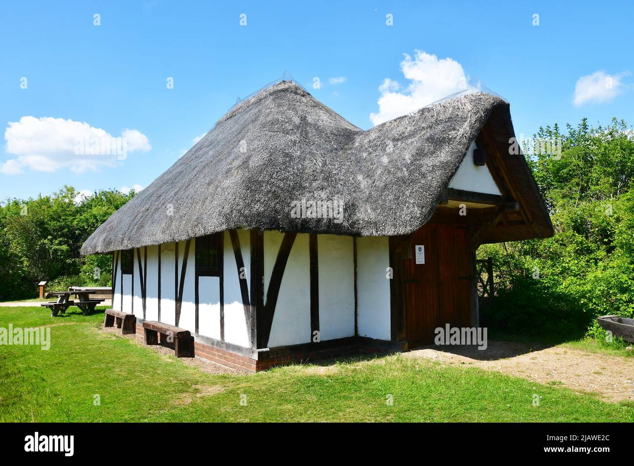 Holzrahmenscheune mit einer Ausstellung im Inneren. London Wetland Centre, London, England, Großbritannien Stockfoto