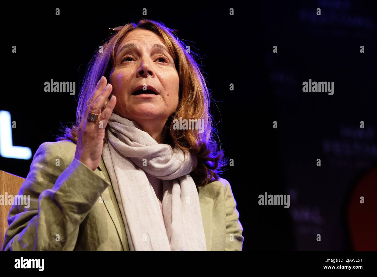 Hay Festival, Hay on Wye, Wales, Großbritannien – Mittwoch, 1.. Juni 2022 – Roula Khalaf, Redakteurin der Financial Times, hält am siebten Tag des diesjährigen Hay Festivals die Christopher Hitchen Lecture in Hay – dies ist das erste Mal, dass die Veranstaltung seit 2019 persönlich stattfindet. Das Hay Festival läuft bis Sonntag, den 5.. Juni 2022. Foto Steven May / Alamy Live News Stockfoto