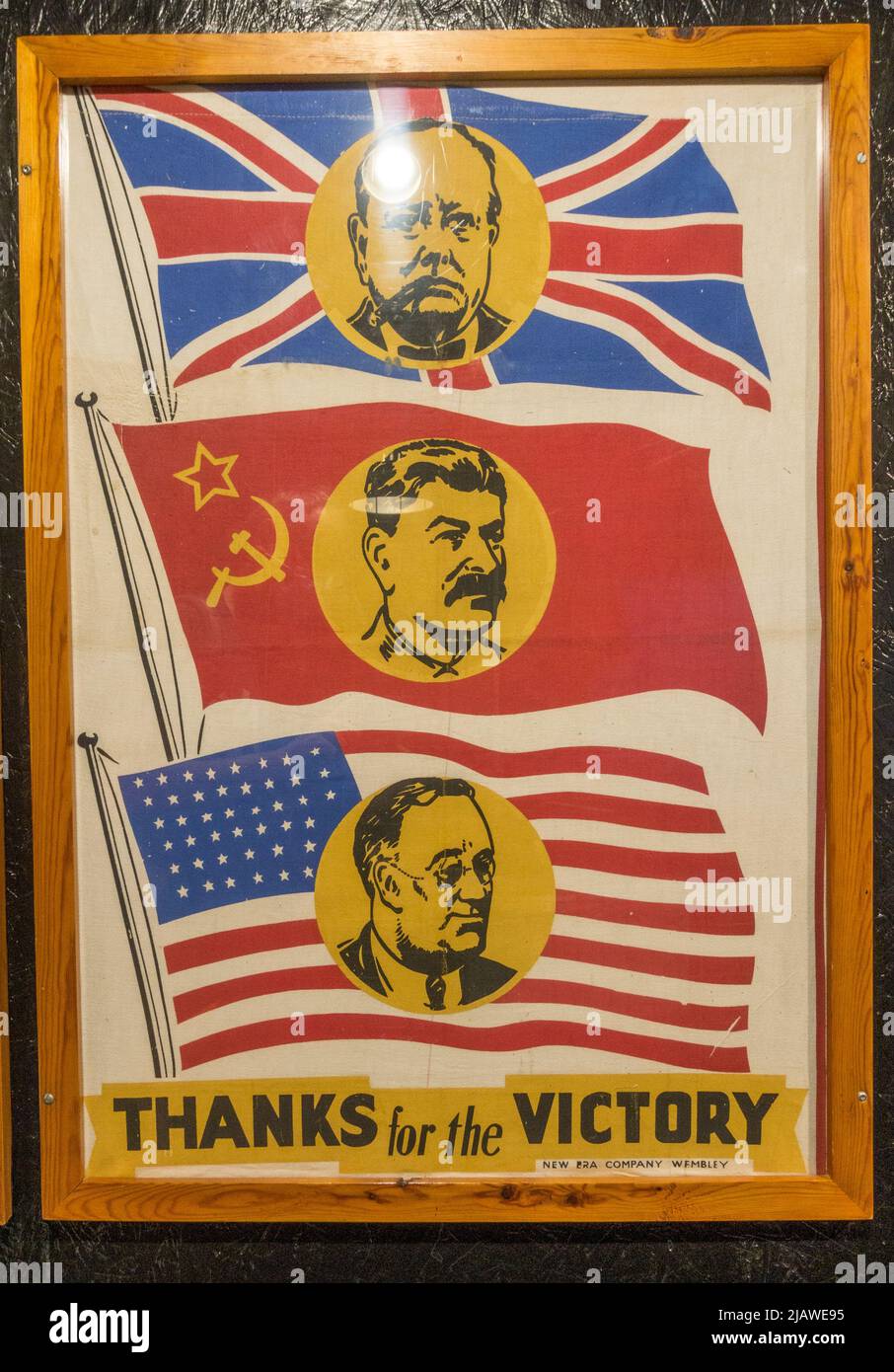 „Danke für den Sieg“-Poster mit Bildern von Churchill, Stalin und Roosevelt: Eden Camp Modern History Theme Museum, Malton, N Yorkshire, England. Stockfoto