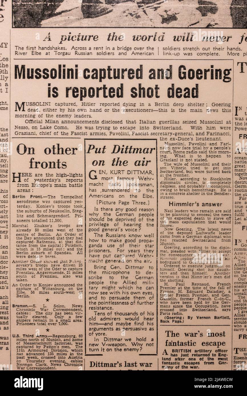 „Mussolini gefangen genommen und Goering wird als tot gemeldet“, titelt die Zeitung „News Chronicle“ am 28.. April 1945. Stockfoto