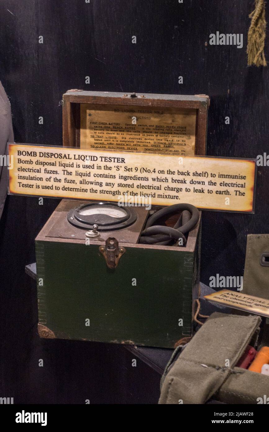 Ein Flüssigkeitsprüfer für die Entsorgung von Bomben aus dem Zweiten Weltkrieg im Eden Camp Modern History Theme Museum in der Nähe von Malton, North Yorkshire, England. Stockfoto
